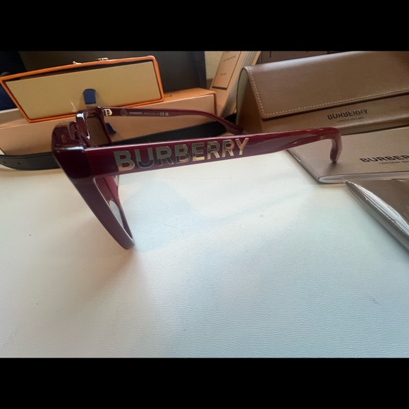 NIB Bordeaux Burberry Sunglasses - Picture 3 of 4